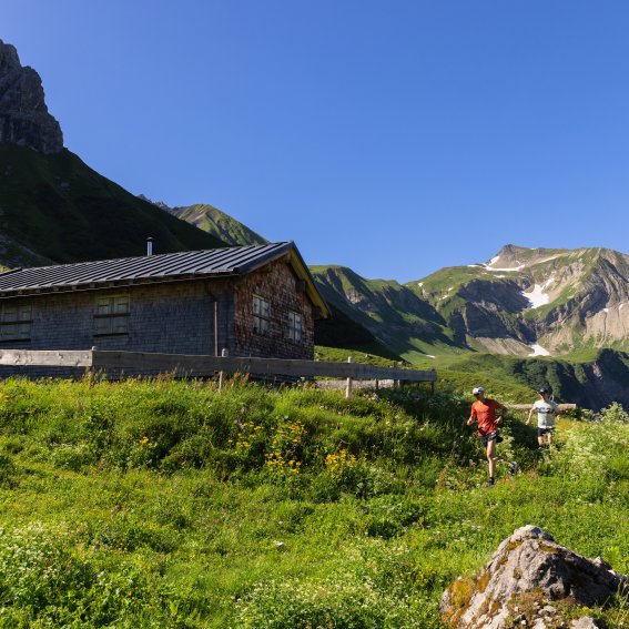 Vorbei an den Wildenfeldhütten