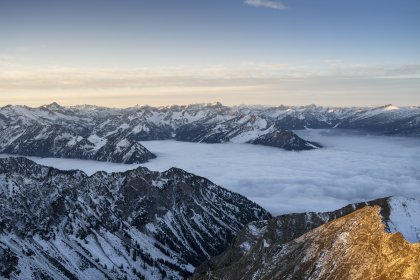 Nebel im Tal, Sonne am Berg