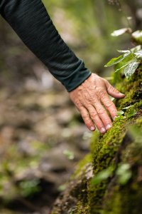 Element, Elemente, Gesundheit, Wasser, wohlfühlen, Wandern, Faltenbachtobel, Regen, Schlechtwetter, Tobel, Frau,