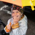 Mit Regenschirm und Regenjacke