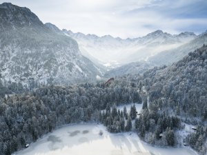 Schanze, Schnee, und weiße Berge