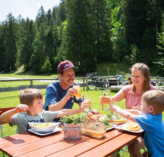 Anstoßen auf den gelungenen Familientag