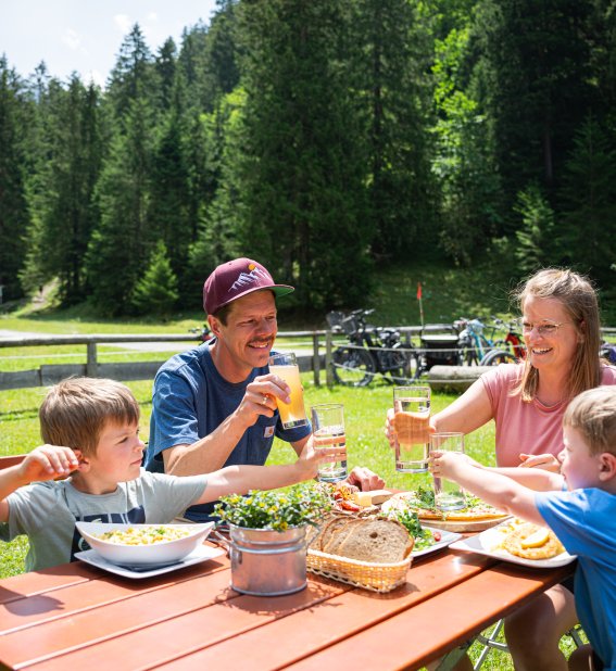 Anstoßen auf den gelungenen Familientag