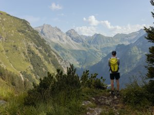 Ausblick auf Bergtour genießen