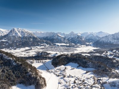 Oberstdorf eingebettet in den weißen Alpen