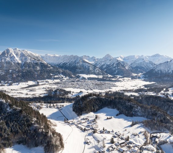 Oberstdorf eingebettet in den weißen Alpen