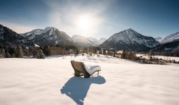 Ruhebank mit Schneemütze