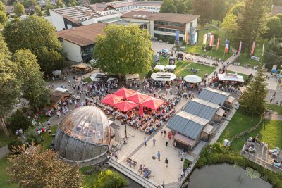 Zusammenkommen auf dem Weinfest