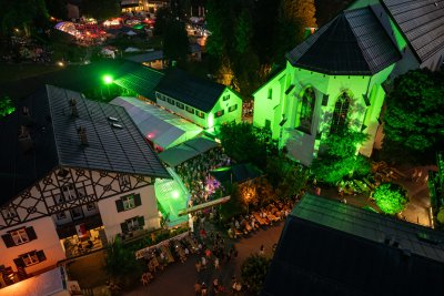 Ein Dorf feiert