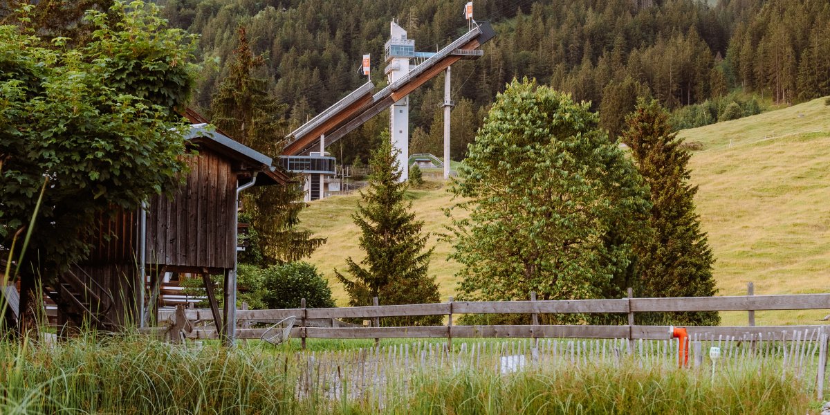 Blick auf die Skisprungschanzen