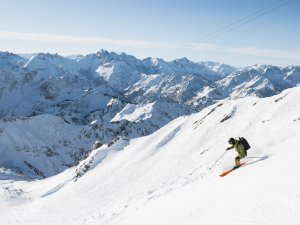 Skifahren am Gipfelhang