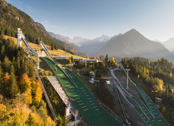 Skisprungschanze im Herbst