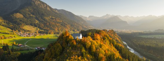 Schöllanger Burgkirche im Herbst