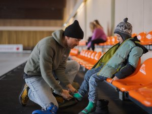 Beim Schlittschuhe aniziehen