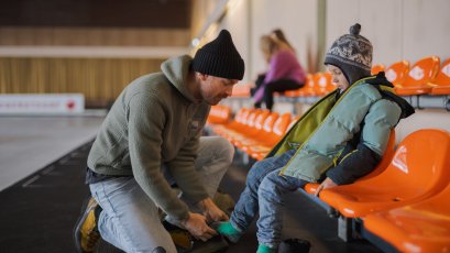 Beim Schlittschuhe aniziehen