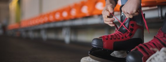Schlittschuhe anziehen