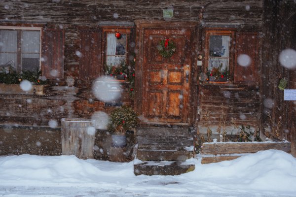 Historisches Haus im Schnee