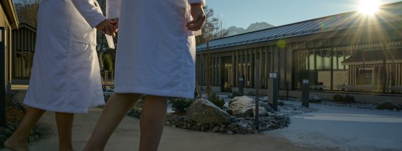 Barfuss im Saunagarten