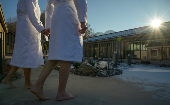 Barfuss im Saunagarten