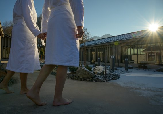 Barfuss im Saunagarten