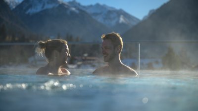 Spaß im Infinity Pool