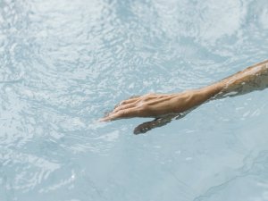 Hand im Wasser