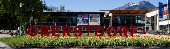 Neue Buchstaben vor dem Oberstdorf Haus