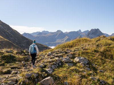 Frau mitten in den Bergen