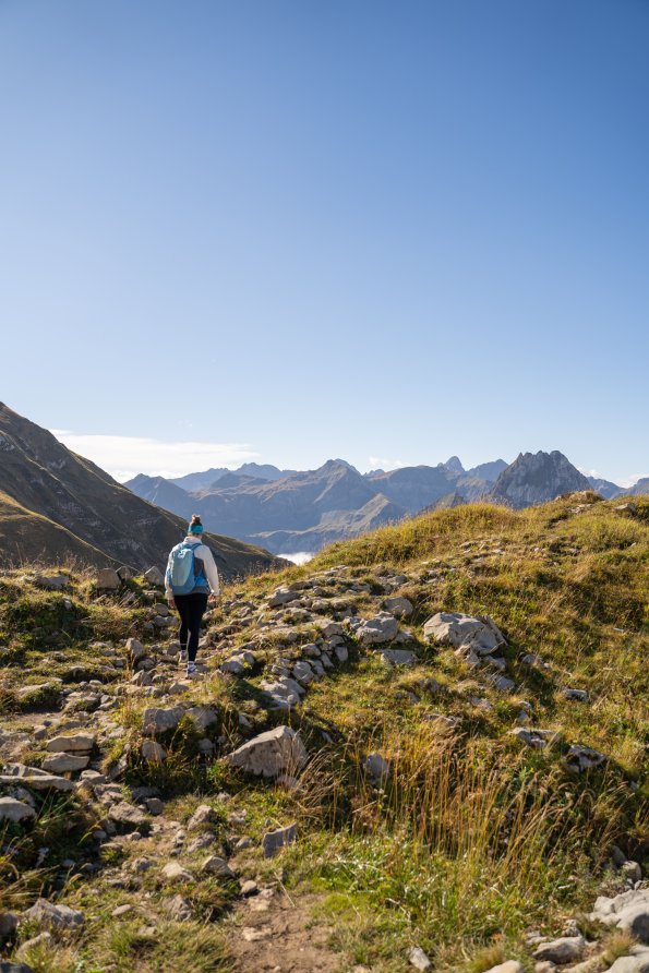 Frau mitten in den Bergen