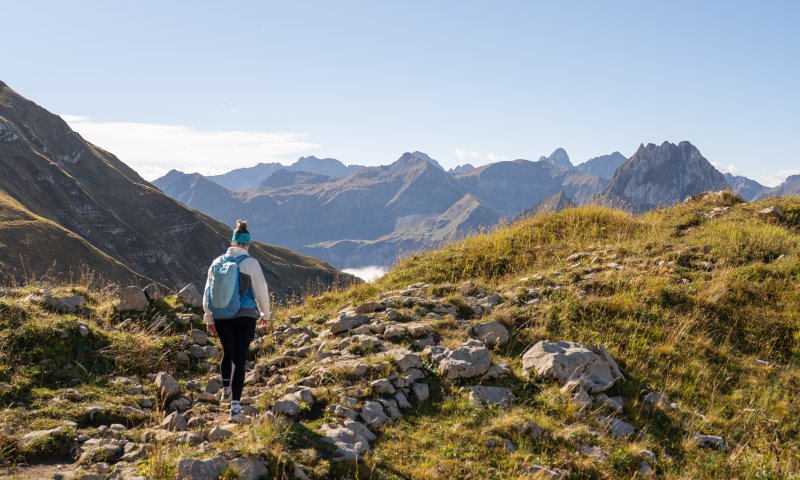 Frau mitten in den Bergen
