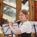 Eine Musikantin der Musikkapelle Oberstdorf spielt Querflöte bei einem Konzert.