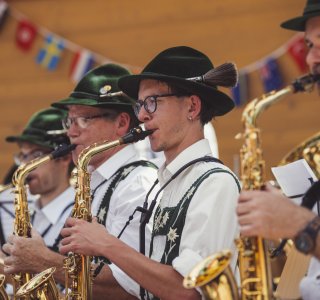 Die Blasmusikgruppe der Musikkapelle Oberstdorf spielt mit Saxophonen während eines Festes.
