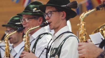Die Blasmusikgruppe der Musikkapelle Oberstdorf spielt mit Saxophonen während eines Festes.