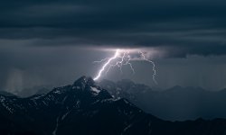 Blitz in den Bergen