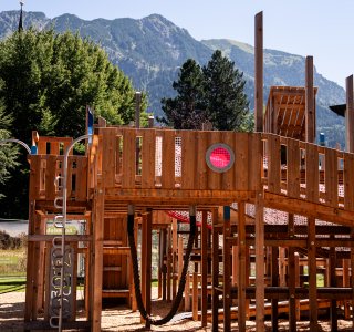 Die große Spielburg des inklusiven Spielplatzes am Fuggerpark.