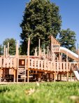 Spielen in Oberstdorf Spielplatz mit Rutsche im Kurpark in Oberstdorf