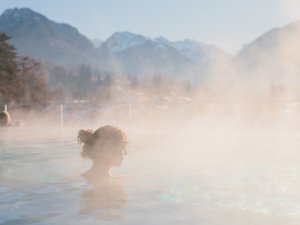 Infinity-Pool mit Bergblick