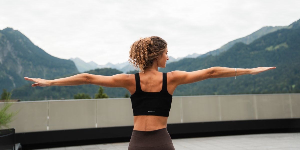 Yoga auf der Dachterasse Yoga auf der Dachterrasse der Therme mit Blick in die Oberstdorfer Berge.