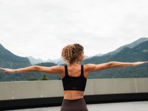 Yoga auf der Dachterrasse der Therme mit Blick in die Oberstdorfer Berge.