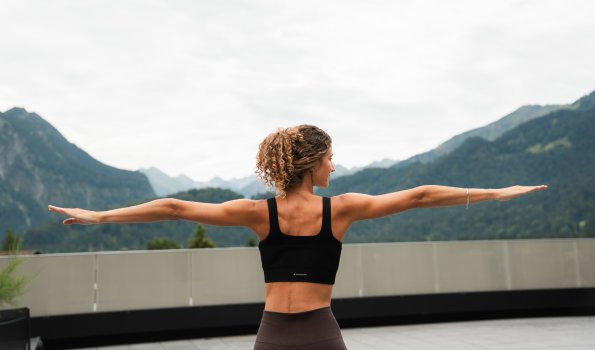 Yoga auf der Dachterrasse der Therme mit Blick in die Oberstdorfer Berge.