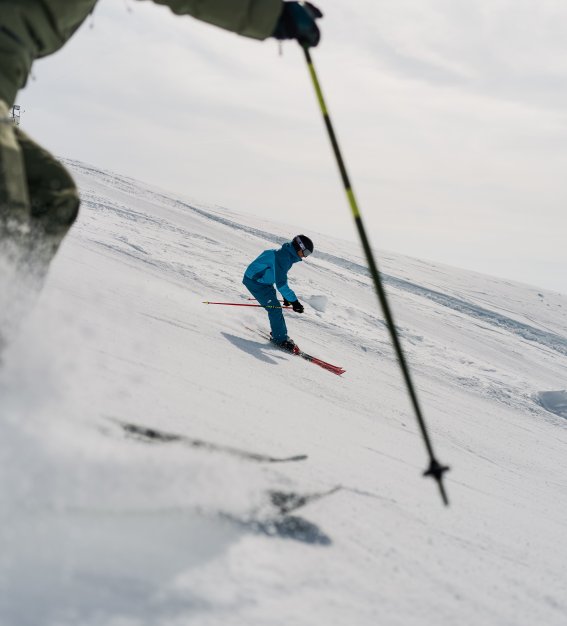 Zwei Skifahrer auf unberührter Piste