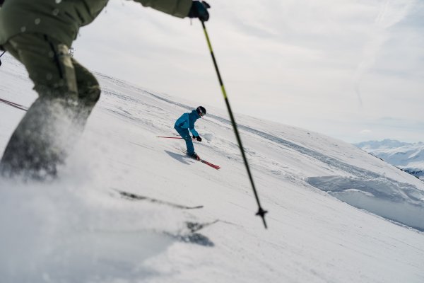 Zwei Skifahrer auf unberührter Piste