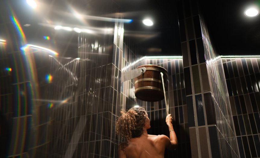 Im Abkühlbereich der Sauna