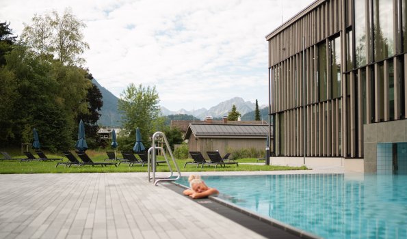 Außenbecken der Therme im Sommer