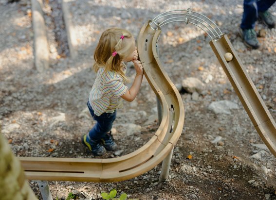 Kind spielt mit der Kugelbahn