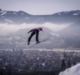 Skispringer über Oberstdorf