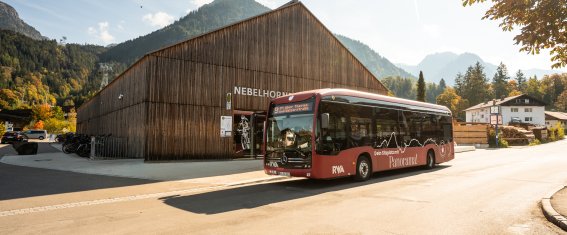Roter Bus vor der Nebelhornbahn