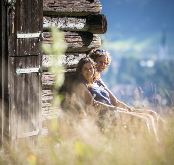Paar vor der Hütte