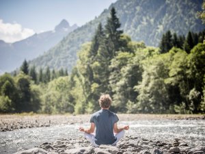 Yoga im Bach