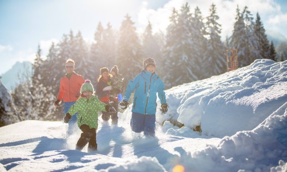 Familie im Schnee